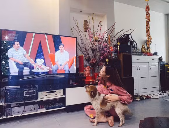 Phòng khách rộng rãi với màn hình ti vi lớn... Ảnh: Vietnamnet.