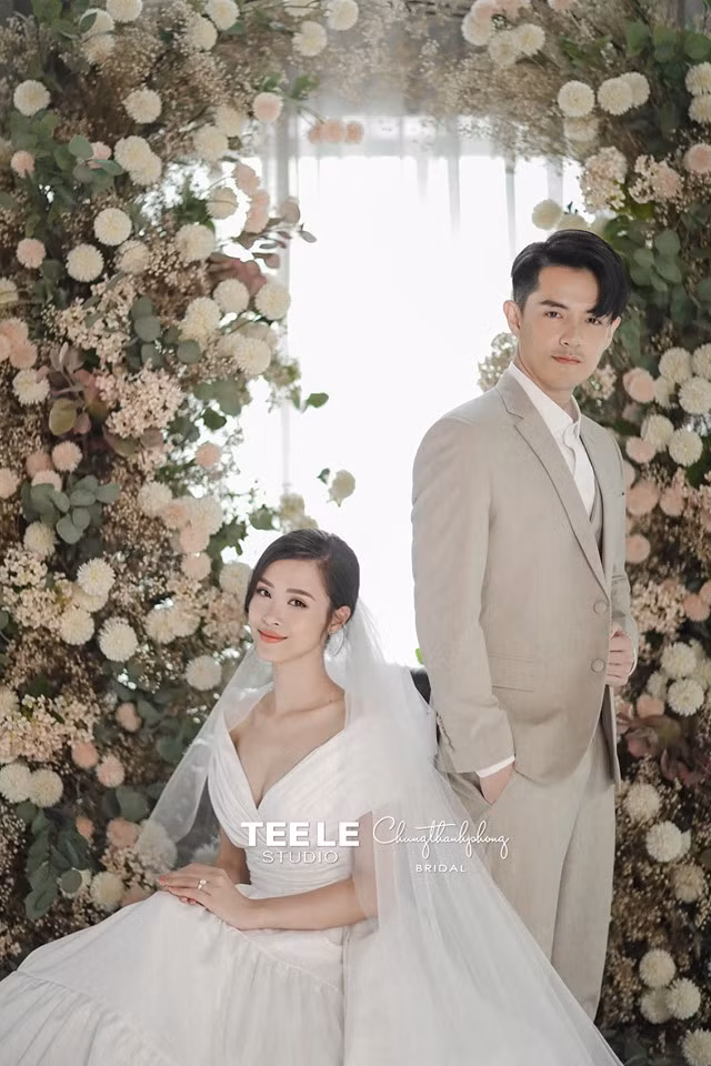 Không kém cạnh, Ông Cao Thắng được biết là người thừa kế của tập đoàn nhựa có tiếng ở Sài Gòn. Ngoài ra, anh còn thành lập công ty 6th Sense Entertainment JSC là công ty đằng sau hỗ trợ sự phát triển của Đông Nhi và rất nhiều gương mặt trẻ.