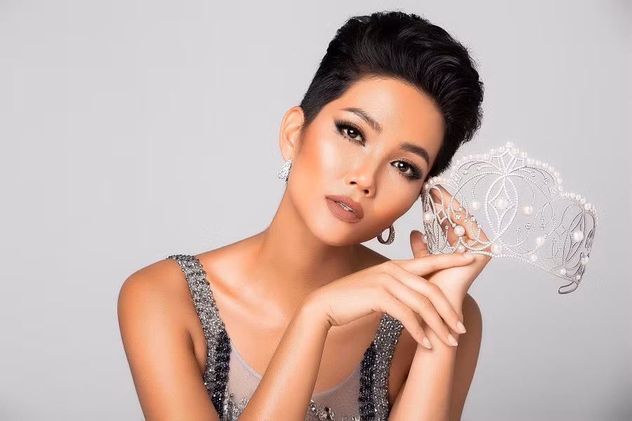 Sau Hoa hậu Hoàn vũ 2018, H'Hen Niê phủ sóng tại vô số sự kiện, được giới bầu show nhiệt tình săn đón. Để mời H'Hen Niê tới sự kiện, nhà tổ chức có thể sẽ phải chi trả từ 5.000 - 10.000 USD, hoặc hơn nữa tùy theo tính chất công việc dành cho đối tác. Ảnh: Vietnamnet.