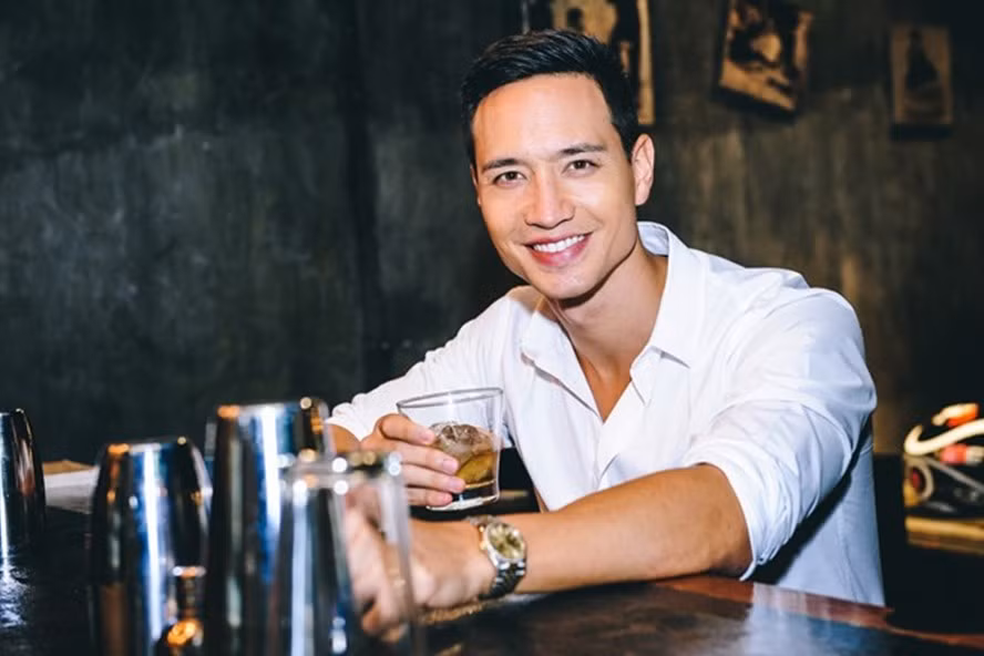 Nếu như Hà Hồ sở hữu khối tài sản khiến không ít người mơ ước với biệt thự rộng lớn, xế hộp sang trọng... thì Kim Lý sinh ra, lớn lên tại Thụy Điển và là con duy nhất trong gia đình.