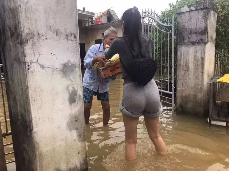 Song song với việc kêu gọi, thì hình ảnh Thủy Tiên đến vùng lũ trao quà từ thiện nhận được nhiều tình cảm từ cộng đồng mạng.