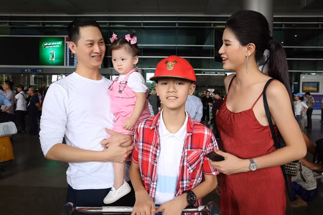 Cựu người mẫu còn tiết lộ hiện tại mẹ con cô nhận được khoản tiền 50.000 đô từ chồng gửi về mỗi tháng.