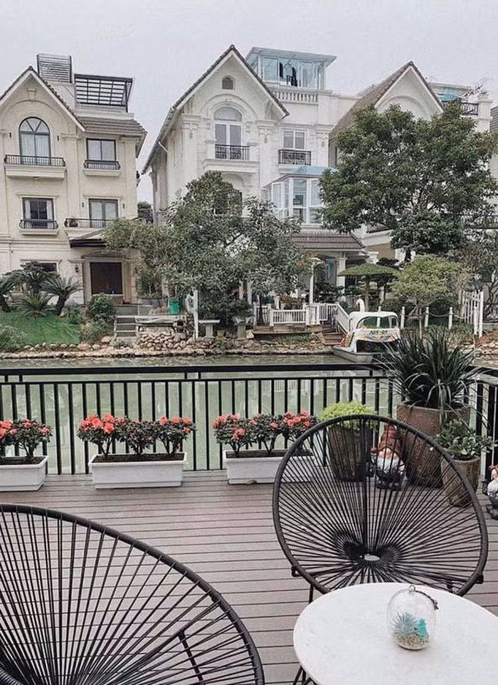 Ngôi nhà có view đẹp nhìn thẳng ra sông thoáng đãng.