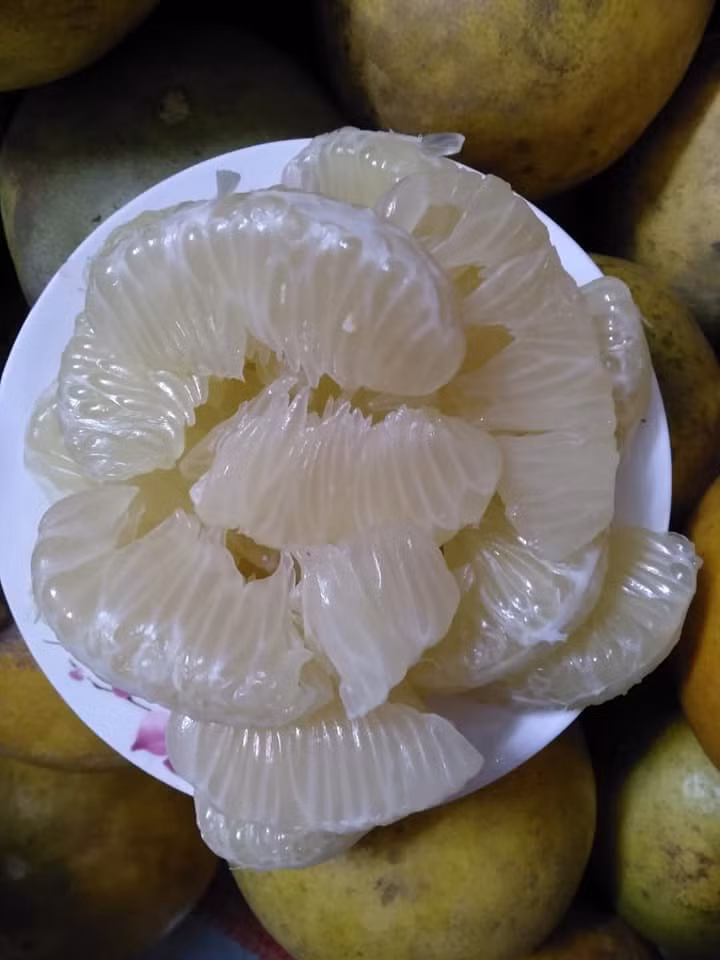Khi ăn, bưởi có vị ngọt thanh, có quả hơi he, không được ngon như bưởi Diễn chuẩn. Ảnh: Facebook.