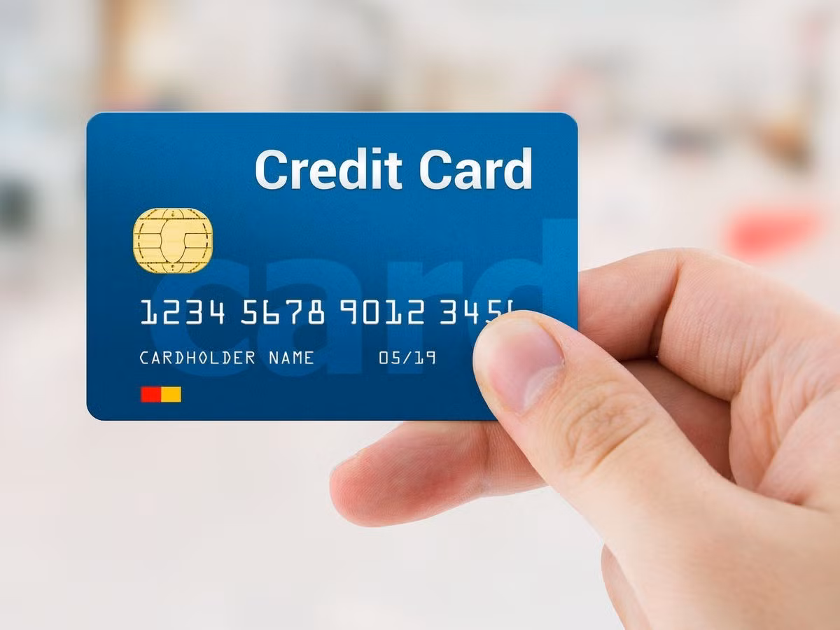 Đa số khách hàng tin rằng vay tiền từ thẻ tín dụng là biện pháp tốt trong các trường hợp bất ngờ, nhưng thực tế, sẽ là không khôn ngoan nếu xem đó là một quy luật chung.