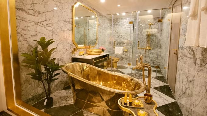 Hà Nội Golden Lake không phải là khách sạn dát vàng đầu tiên trên thế giới, hay thậm chí là không phải đầu tiên ở Hà Nội. Tuy nhiên, theo Tập đoàn Hòa Bình, công ty đứng sau dự án, đây là khách sạn đầu tiên trên thế giới có cả ngoại thất và nội thất phủ vàng 24K. Ảnh: FB