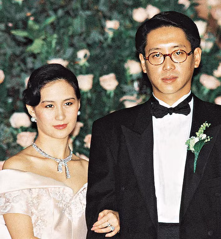 Một thời gian sau đó, Hứa Tấn Hanh kết hôn với Hà Siêu Quỳnh - con gái cả tài sắc vẹn toàn của vua sòng bài Macau Hà Hồng Sâm.