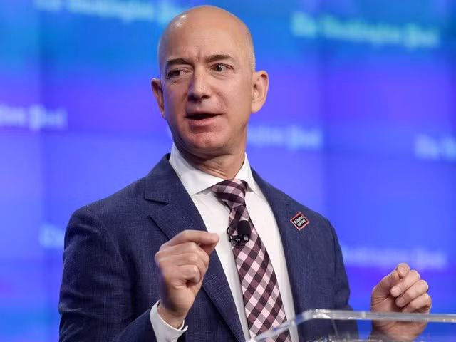 Hồi tháng 8, tỷ phú Jeff Bezos trở thành người đầu tiên có tài sản vượt mốc 200 tỷ USD nhưng nhanh chóng giảm xuống khi giá cổ phiếu Amazon đi xuống. Đến ngày 12/10, cổ phiếu Amazon tăng 4,75% giúp tài sản Jeff Bezos tăng 8,5 tỷ USD và đạt mốc 201,6 tỷ USD.