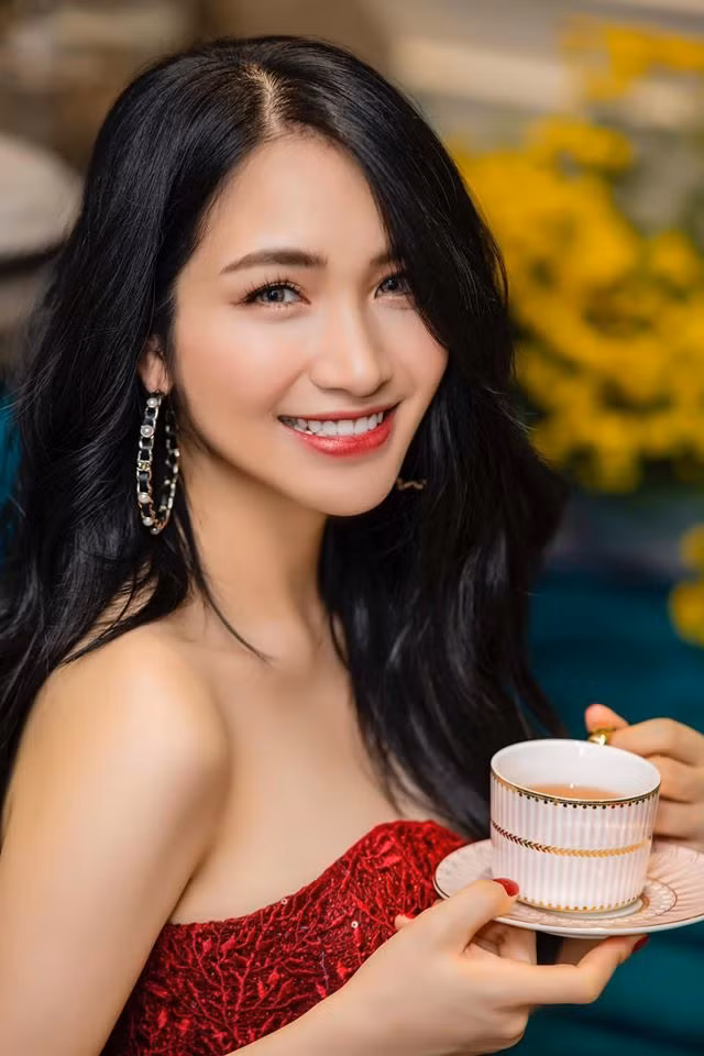 Bước chân vào showbiz với danh hiệu quán quân Học viện ngôi sao 2014, sau 6 năm hoạt động, Hoà Minzy vẫn được đánh giá là một trong những ca sĩ trẻ đắt show, được nhiều khán giả trẻ yêu thích.