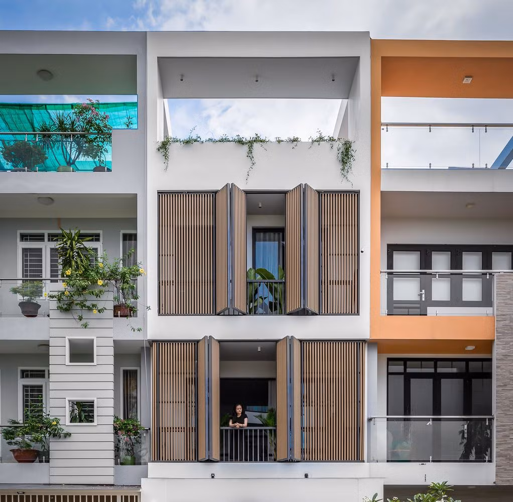 Tọa lạc tại huyện Nhà Bè (TP HCM), Ngọc House được thiết kế cho nhiều thành viên ở các độ tuổi khác nhau bao gồm ông bà, cha mẹ và con cái.