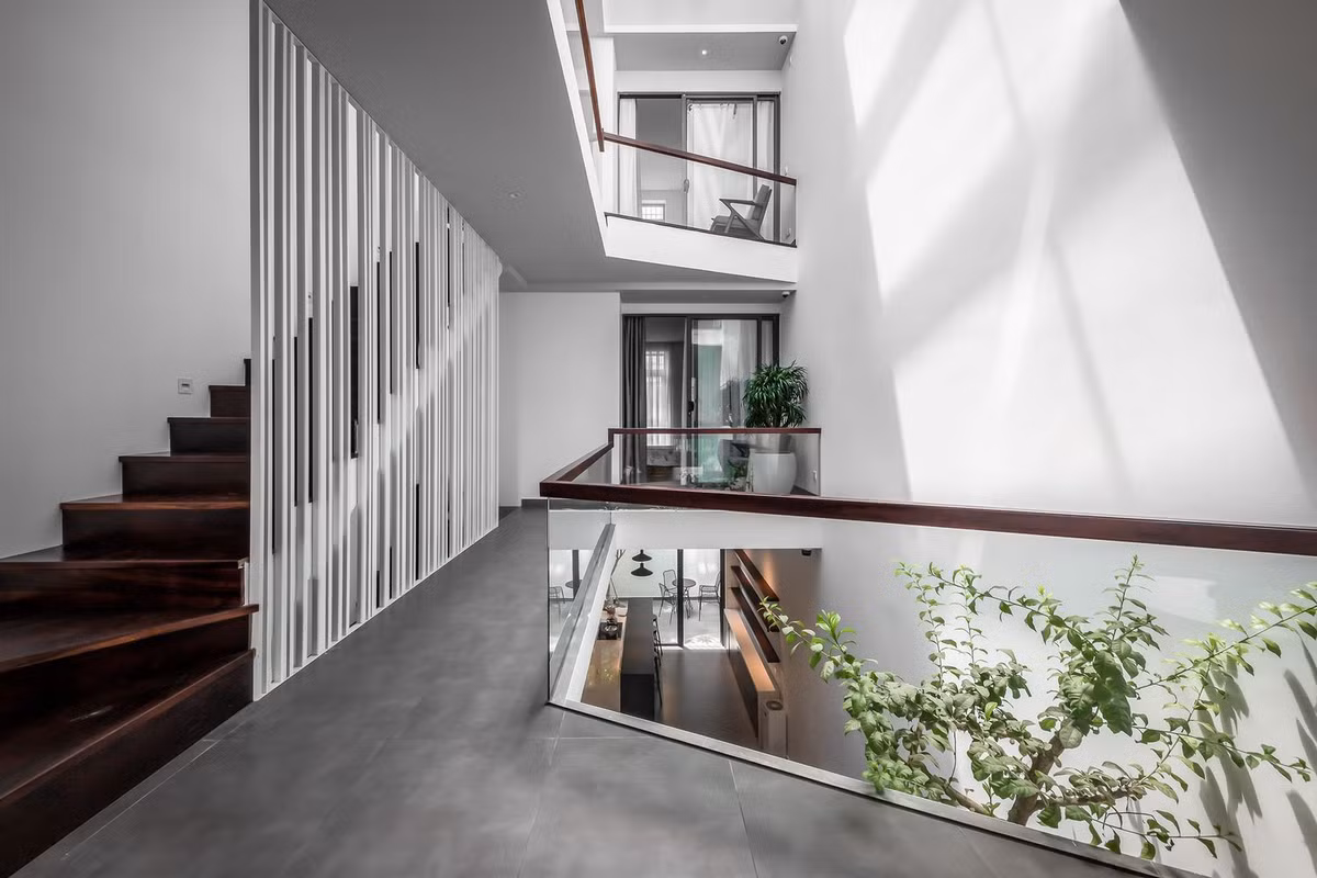 Do đó việc tổ chức không gian sống phù hợp cho nhiều thành viên trong cùng ngôi nhà cảm thấy thoải mái, riêng tư nhưng dễ dàng kết nối là nhiệm vụ hàng đầu đặt ra cho văn phòng thiết kế.