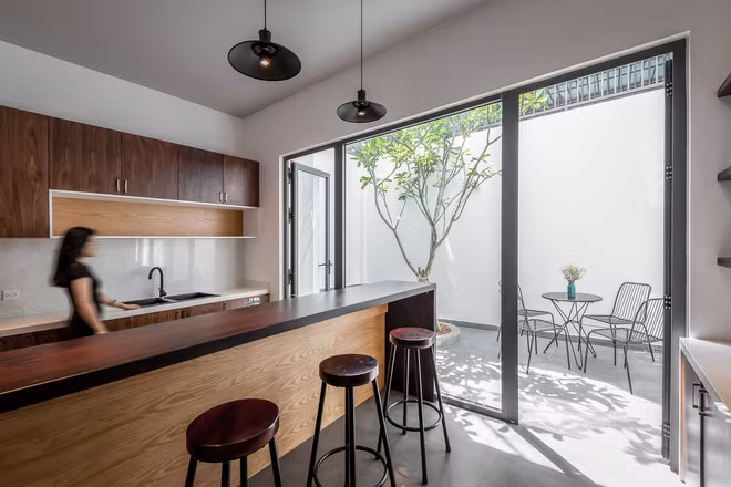 Nhà bếp thông thoáng, ngập ánh sáng. Nguồn ảnh: Minq Bui.