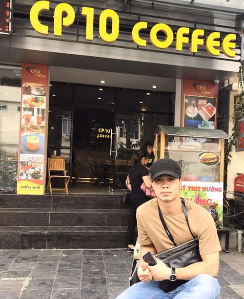 Hơn tất cả, Công Phượng hái ra tiền nhờ các hoạt động kinh doanh của chính mình. Cụ thể, tiền đạo 25 tuổi sở hữu chuỗi cafe từ Gia Lai đến Hà Nội mang tên CP10.