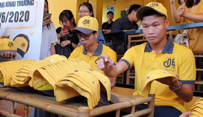 Ngoài ra, anh còn là đồng sở hữu một nhà hàng ở vị trí cực đắc địa tại sân bay Tân Sơn Nhất cùng Đông Triều.