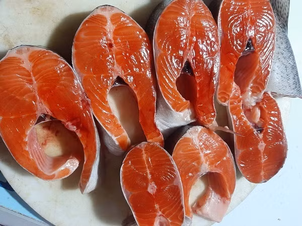 Sau tôm hùm là cá hồi Sa Pa (Lào Cai) giảm giá mạnh. Nguyên nhân cũng bởi dịch COVID-19, nhà hàng, khách sạn tạm ngưng hoạt động khiến đặc sản cá này rớt giá thê thảm. Ảnh: Facebook.