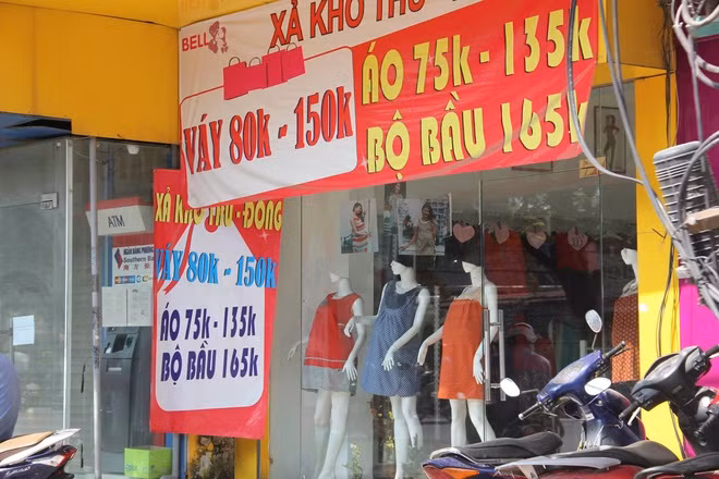 Lý do là có những sản phẩm nhập về đã được cửa hàng nâng giá lên tới 2-3 lần so với giá gốc. Do đó, nếu cửa hàng có ghi biển giảm giá 50% hoặc giảm sâu hơn nữa thì vẫn có lãi.