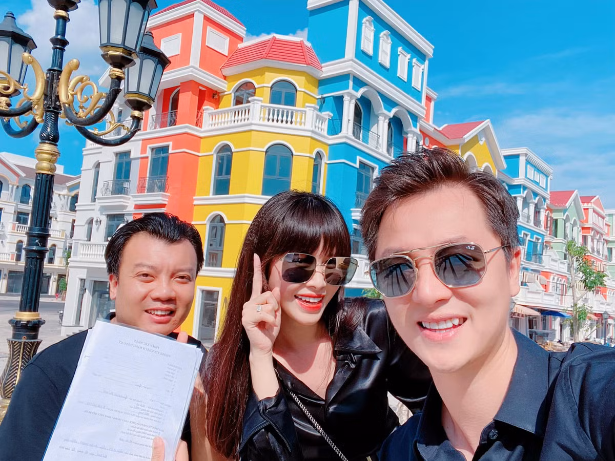 Mới đây trên trang cá nhân của mình, Đăng Khôi tiết lộ anh mới mua loạt biệt thự liền kề để tặng vợ nhân dịp 7 năm ngày cưới của hai vợ chồng.