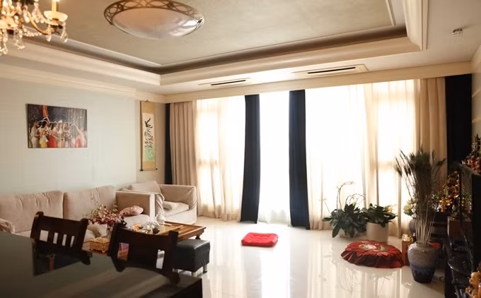 Căn hộ tọa lạc ở quận Bình Thạnh, TP HCM, có ba phòng ngủ và tông trắng - nâu chủ đạo. Ảnh: Ngoisao.