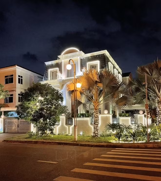 Bên ngoài biệt thự của của vợ chồng Bảo Thy tại TPHCM sáng rực một góc vào mùa Giáng sinh.