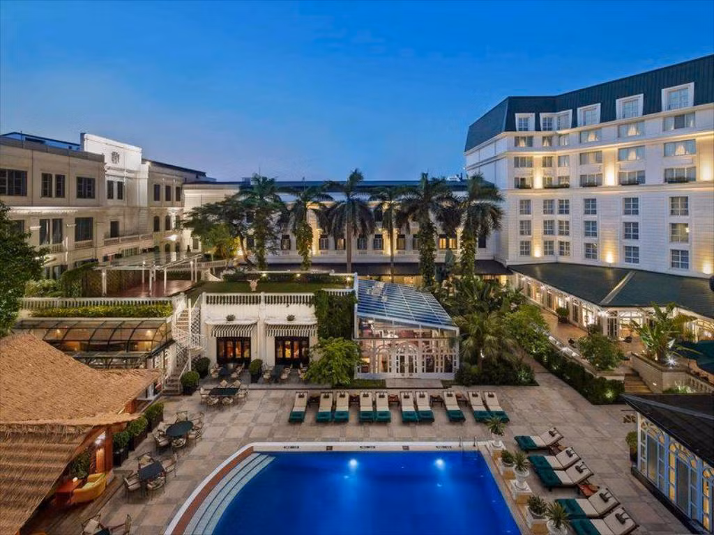 Tọa lạc ngay giữa trung tâm Hà Nội, gần hồ Hoàn Kiếm và Nhà hát Lớn, Sofitel Legend Metropole là khách sạn đầu tiên ở Việt Nam đạt tiêu chuẩn 5 sao. Ảnh: Agoda.