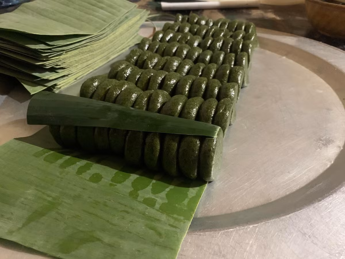 Với giá chỉ từ 4.000 - 6.000 đồng/chiếc, nhiều "thượng khách " không ngại rút ví mua cả trăm chiếc về ăn, biếu người thân, bạn bè.