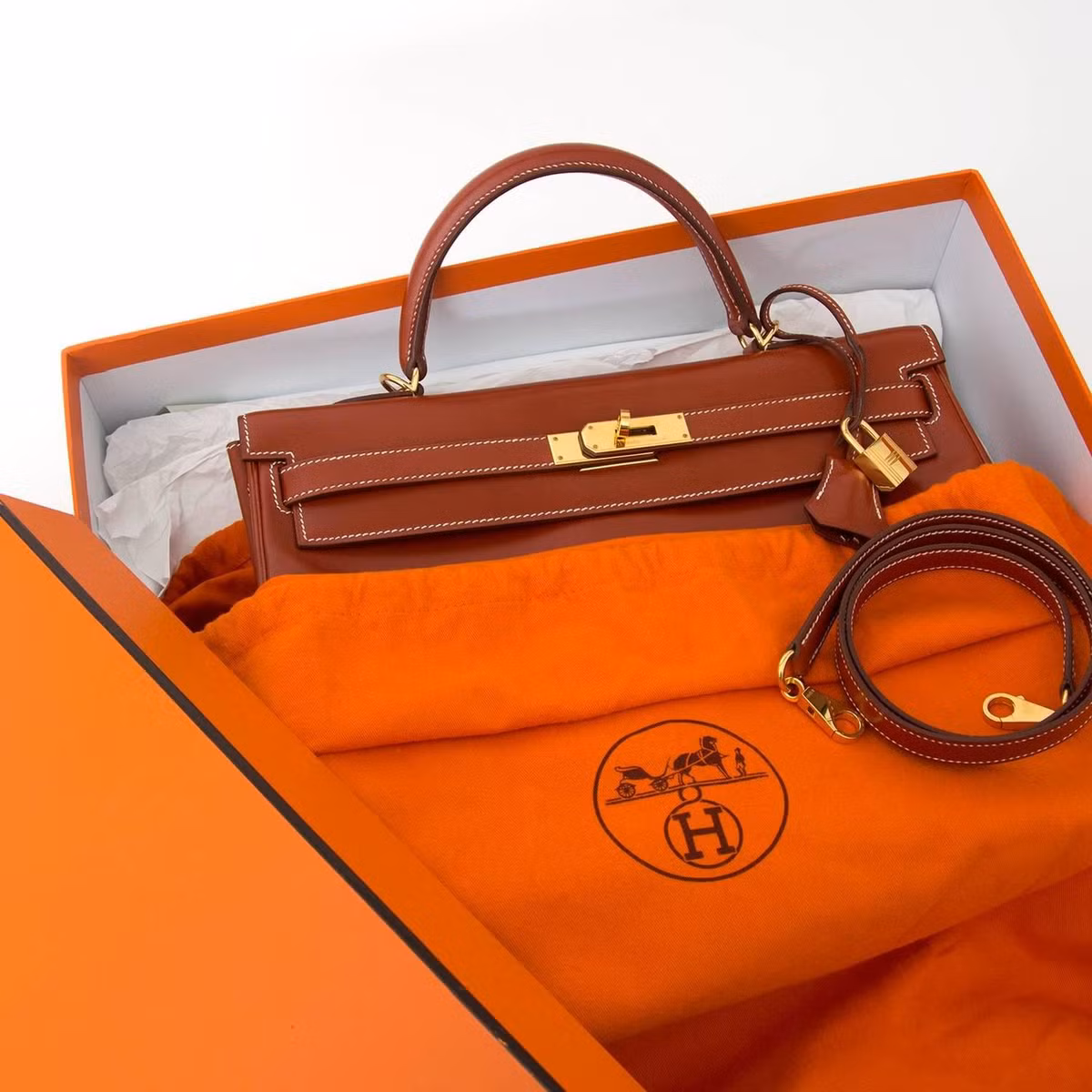 Các sản phẩm ế của Hermes được chở đến bằng xe tải để tiêu hủy dù nhiều sản phẩm vẫn còn nằm nguyên trong những chiếc hộp màu da cam.