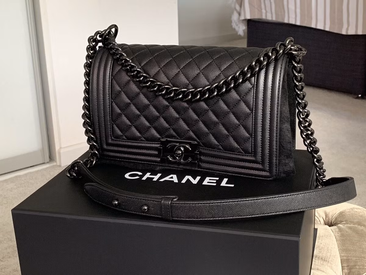 Thực tế, không phải chỉ Hermes mới giải phóng hàng tồn bằng cách đốt bỏ. Chanel, Vuitton, Dior và Prada cũng đều đang làm vậy. Bởi “cho dù là một thương hiệu hàng xa xỉ hấp dẫn, họ cũng không thể bán được mọi sản phẩm.