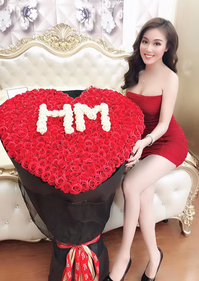 Nhưng phải đến năm 2018, cô mới "nổi đình đám" mạng xã hội khi loạt ảnh đời thường gợi cảm được chia sẻ khắp các diễn đàn mạng.