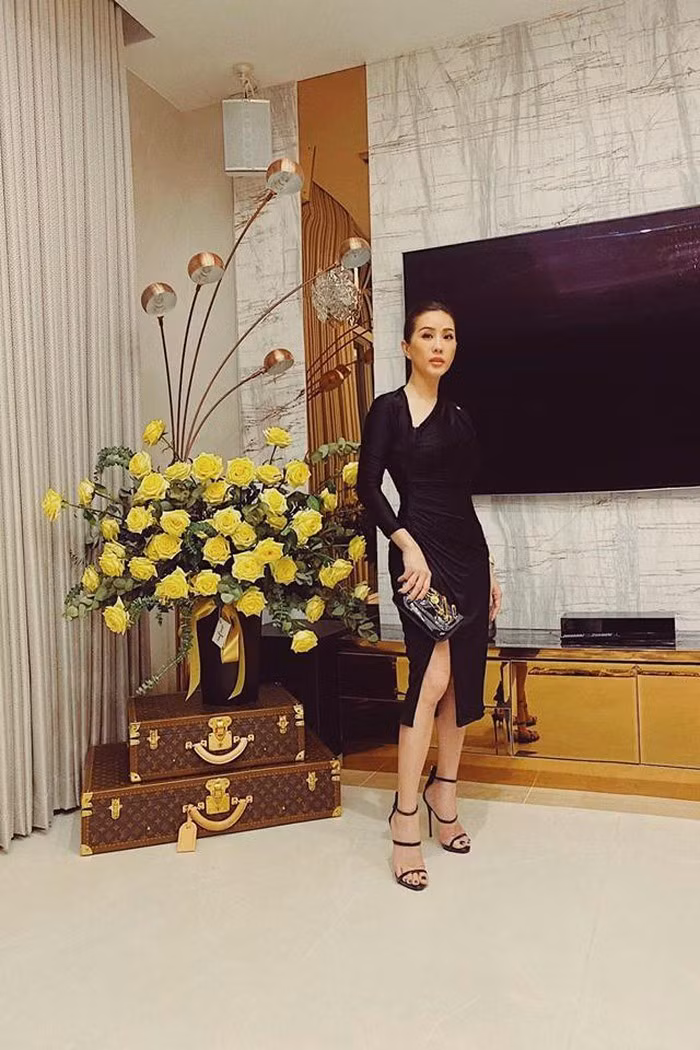 Hoa hậu Thu Hoài sở hữu căn biệt thự tại TP.HCM được thiết kế theo phong cách bán cổ điển.