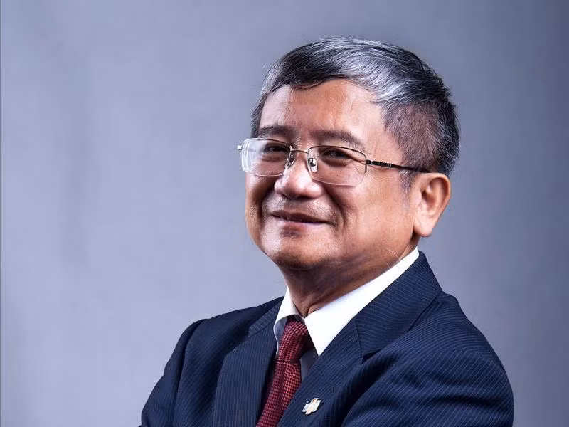 Không chỉ có ông Trương Gia Bình, trước khi đến với FPT, doanh nhân Bùi Quang Ngọc cũng đã từng có gần 10 năm là nhà giáo, sau khi tốt nghiệp Khoa Toán, ĐH Tổng hợp Kishinhov (Cộng hòa Moldova) vào năm 1979.