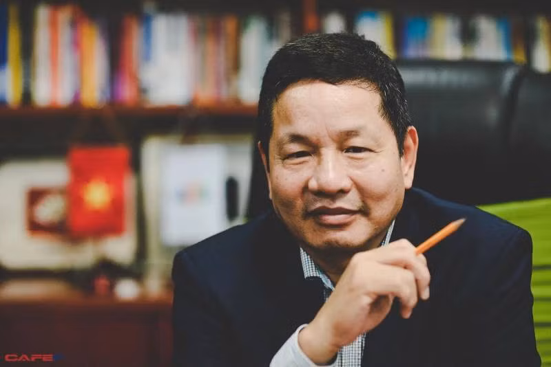 Ít ai biết, trước đây Chủ tịch FPT từng là một thầy giáo. Theo đó, năm 1979, ông bảo vệ thành công Luận án tiến sĩ tại Đại học Tổng hợp Lomonosov, sau đấy được Nhà nước phong tặng danh hiệu Phó giáo sư vào năm 1991.