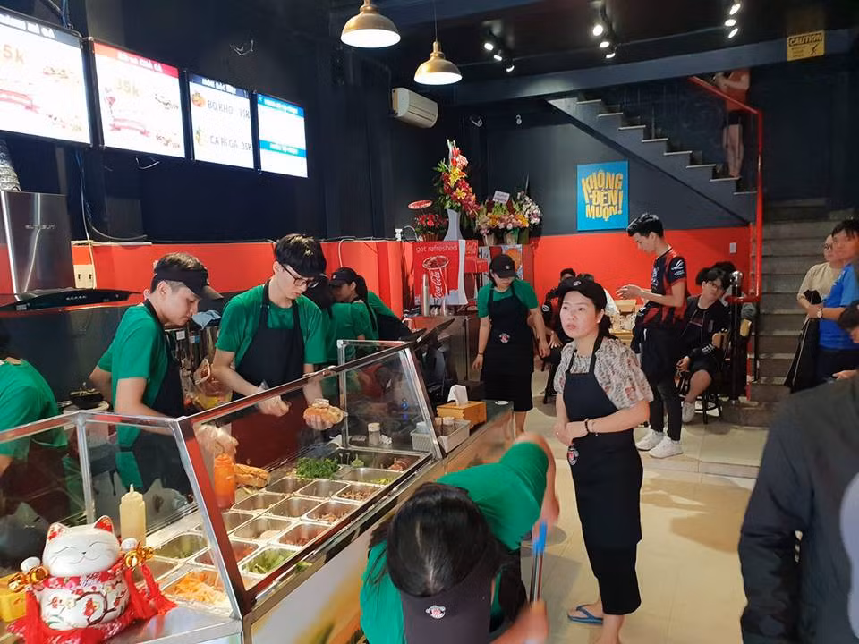Chuỗi cửa hàng của PewPew được thiết kế, bài trí theo phong cách riêng, đầu tư theo công nghệ nước ngoài, máy móc tiên tiến nên một ổ bánh cũng có giá cao hơn so với các cửa hàng bánh mì khác, khoảng 25.000 - 30.000 đồng/chiếc. Ảnh: GameK.