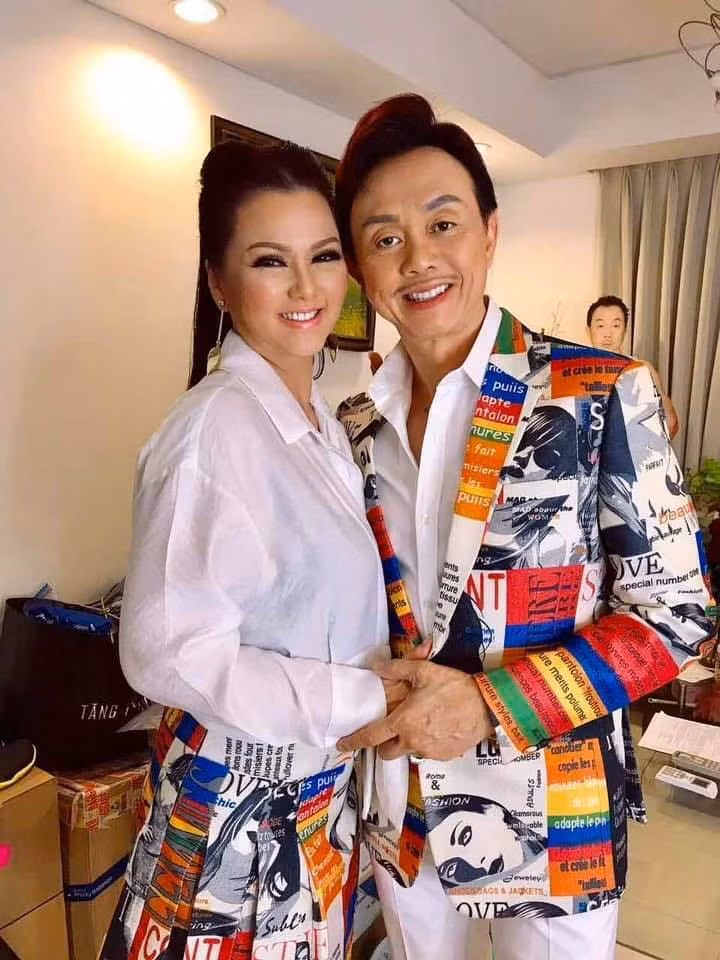 Ben trong can nha xinh xan cua co nghe si Chi Tai va vo o My