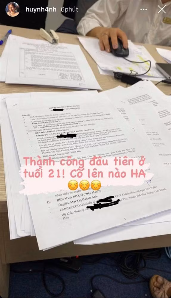 Cách đây không lâu, Huỳnh Anh khoe khoảnh khắc đi làm thủ tục mua nhà riêng ở tuổi 21 khiến nhiều người ngưỡng mộ.