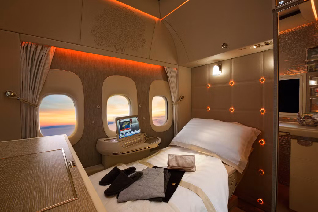 Hãng hàng không Emirates (Dubai) mang đến cho hành khách trải nghiệm siêu xa xỉ với ghế ngồi không trọng lực và vải bọc lấy cảm hứng từ nội thất của xe Mercedes-Benz. Ảnh: Emirates