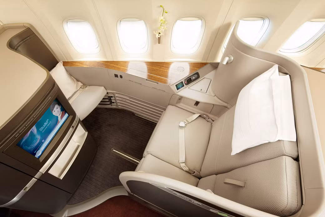 Ghế ngồi trong khoang hạng nhất của Cathay Pacific có thể ngả ra thành giường và đủ rộng cho hai người. Ảnh: Cathay Pacific