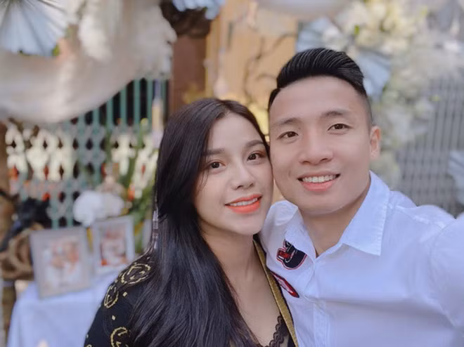 Trước đó, hồi đầu năm 2010, trung vệ Bùi Tiến Dũng khiến dân tình ngưỡng mộ về độ hào phóng khi lì xì cho vợ Khánh Linh số tiền lớn lên đến 236.678.999 đồng. Ảnh: Internet.