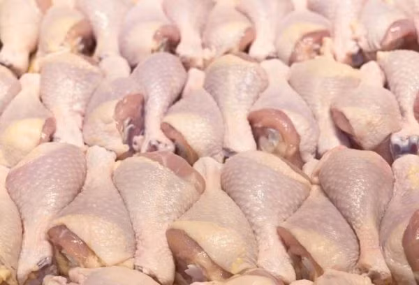 Nếu ấn ngón tay vào thịt đùi mà vết lõm không đàn hồi trở lại thì có nghĩa là thịt đó đã để lâu, không nên mua.