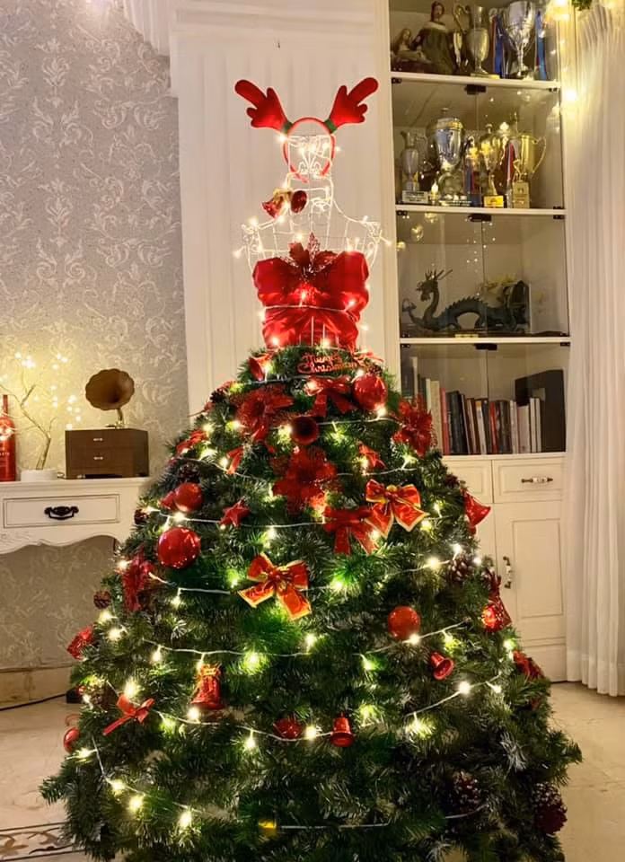 Cận cảnh cây thông Noel lộng lẫy. Nguồn ảnh: FBNV.