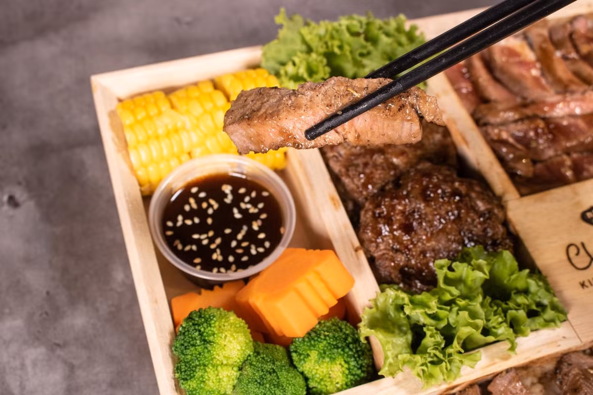 Khác với những suất cơm văn phòng thông thường, hộp cơm 29 triệu đồng có thành phần chủ yếu là thịt bò Kobe A5, giống bò đắt nhất thế giới với giá bán hiện tại khoảng 14.500.000 vnđ/kg. Lượng bò sử dụng trong suất cơm này vào khoảng 1,5 kg. Ảnh: Dân Việt