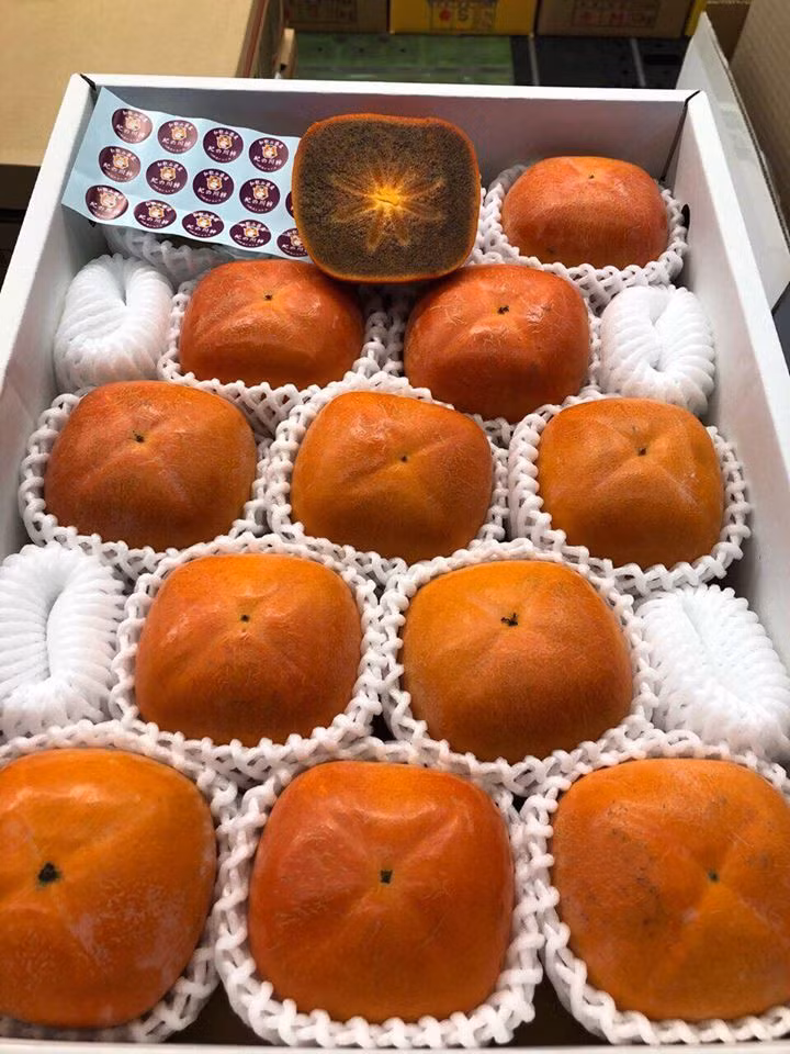 Một loại hồng Nhật Bản khác cũng được người tiêu dùng ưa chuộng là hồng đen. Nhìn bề ngoài, hồng đen không có gì khác so với hồng giòn thông thường nhưng khi bổ, ruột có màu xám đen độc đáo. Ảnh: Hoaquauudam.