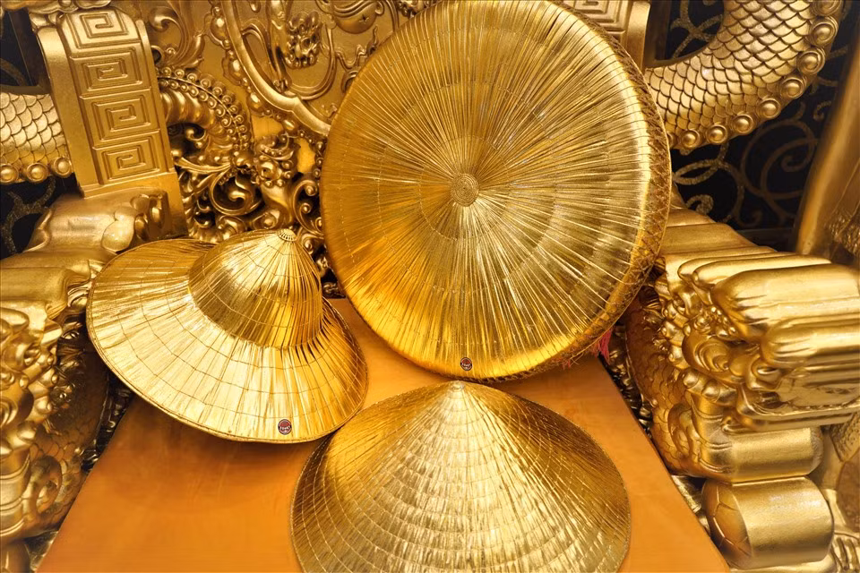 Ba chiếc nón tượng trưng cho nét văn hóa của người Việt Nam cũng được anh Trung dát vàng. Ảnh: Lao động.