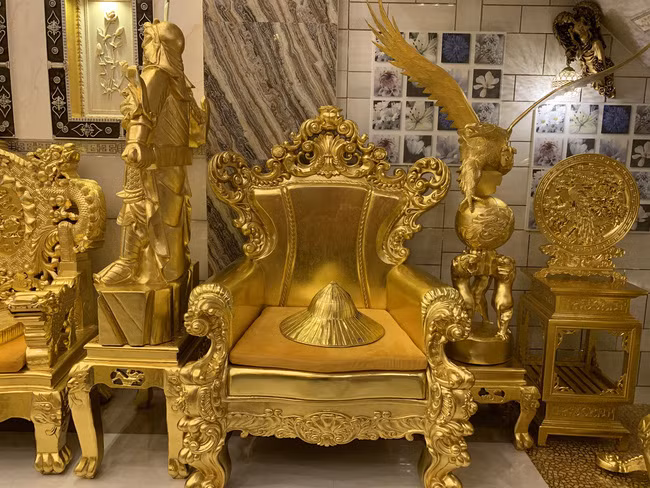 Các vật dụng trong nhà đều được chế tác, sưu tầm từ cổ điển đến hiện đại. Ảnh: Dân Việt.
