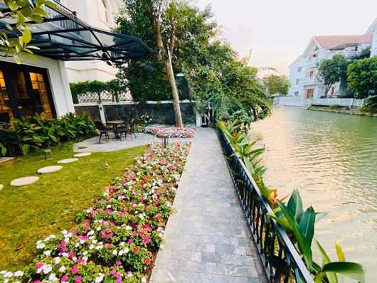 Trước đó, theo những gì Lã Thanh Huyền tiết lộ thì bên trong ngôi nhà cô để lộ vẻ sang trọng, xa hoa. Còn không gian bên ngoài lại rất yên bình, tươi mát.