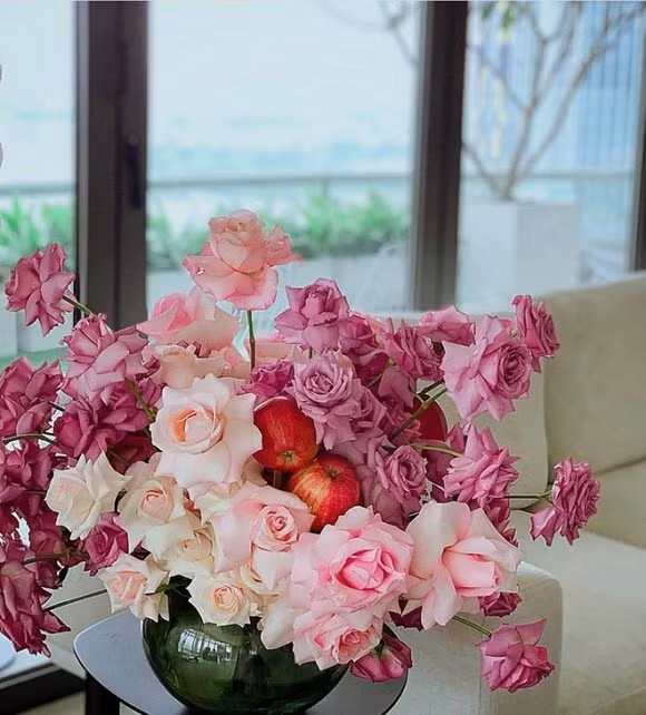 Bên trong biệt thự được thiết kế theo phong cách hiện đại, trẻ trung với hệ thống cửa kinh cường lực bao quanh. Ảnh: Lao động.