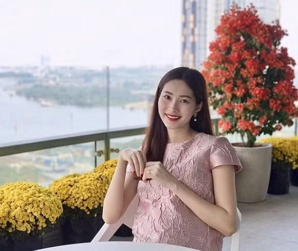 Ngoài ban công, Đặng Thu Thảo trồng nhiều hoa để tiện hóng mát và ngắm mỗi khi rảnh rỗi. Ảnh: Lao động.