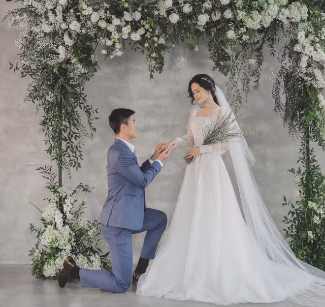 Tổng chi phí do chính chị gái Quỳnh Anh tiết lộ là tiền tỷ. Bởi, Cặp đôi này đã sử dụng những thứ rất “sang chảnh” như 500 nghìn viên pha lê trang trí hôn trường, chụp 3 bộ ảnh cưới hay thậm chí là mặc váy cô dâu, áo vest đến từ những thương hiệu nổi tiếng, đắt đỏ. Ảnh: Vietnamnet.