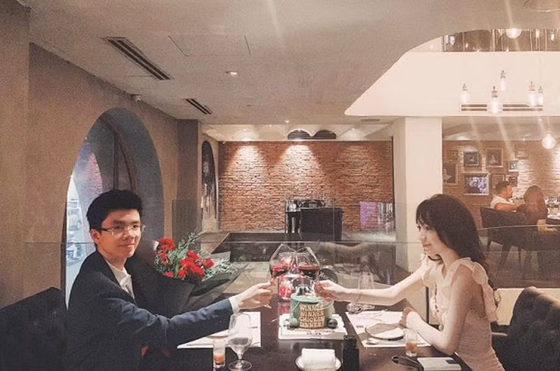 Dù kín tiếng về bản thân nhưng trên trang Instagram, Phan Hoàng liên tục chia sẻ khoảnh khắc ngọt ngào bên bạn gái xinh đẹp Khánh Hà.