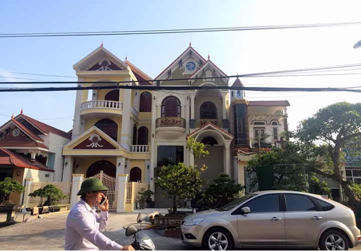 Từ nghề gỗ thủ công truyền thống, nhiều doanh nhân đã xuất hiện tại xã Hải Minh có thu nhập nhiều tỷ đồng mỗi năm. Ảnh: Zing.