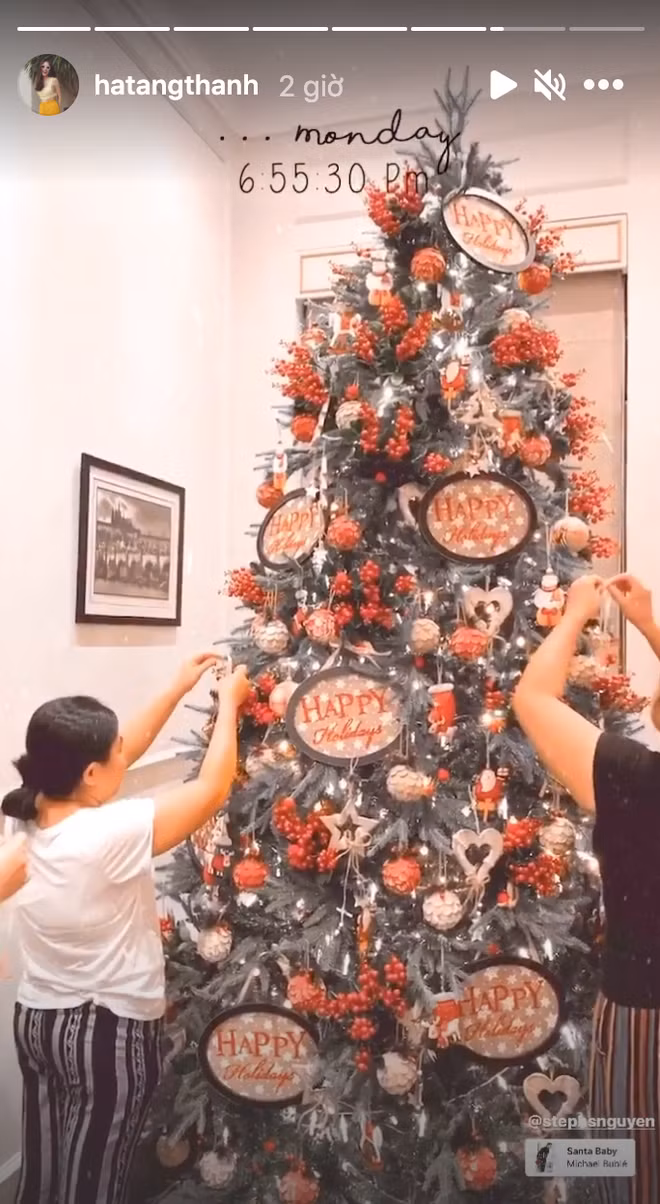 Mới đây, "ngọc nữ" Tăng thanh Hà khoe lên Instagram không gian phòng khách mới được trang trí để chuẩn bị cho Giáng sinh. Ảnh: Instagram